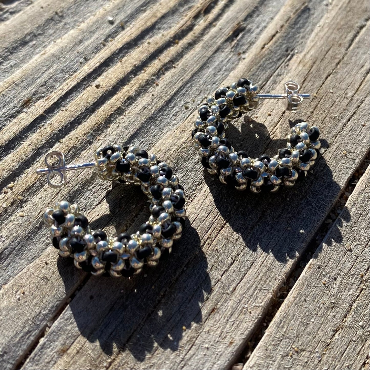 LA CROISETTE Hoop Earrings, noir