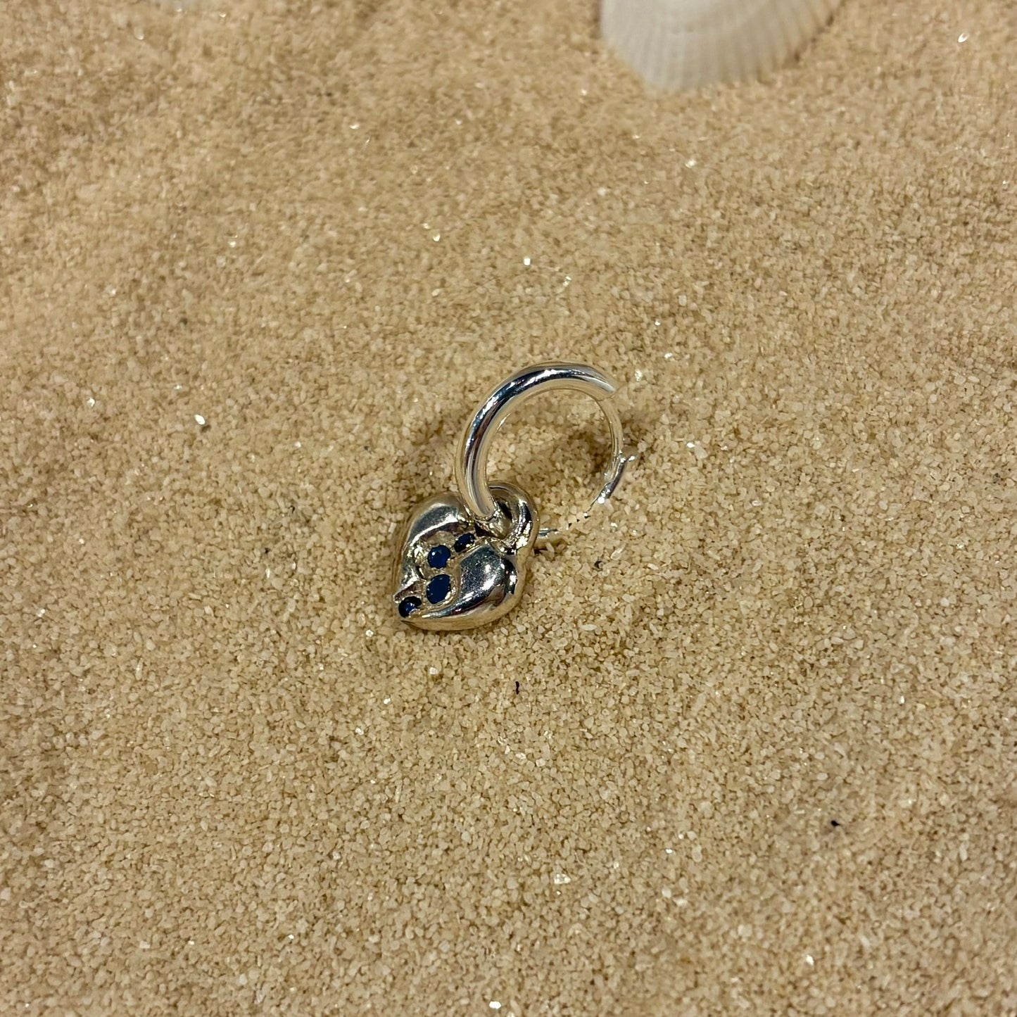 CŒUR RÉVÉLÉ Single Hoop Earring, blue sapphire