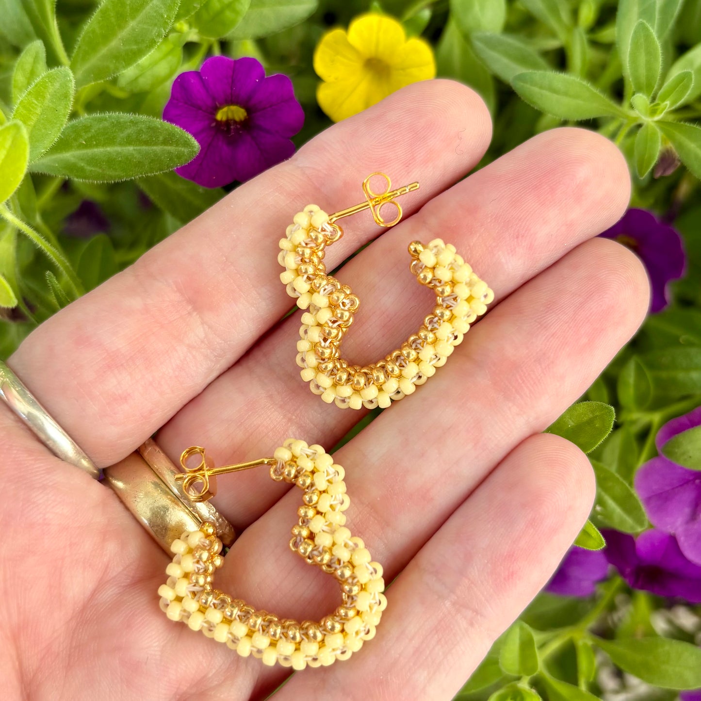 MON AMOUR Heart Hoops, butter yellow