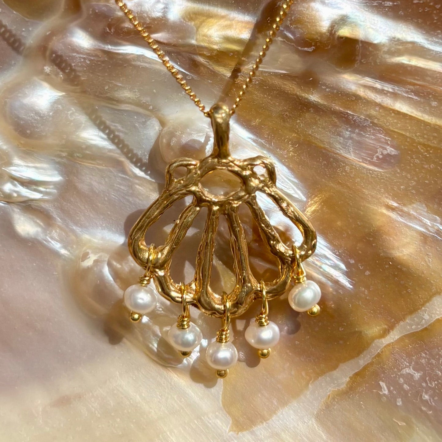 ENCHANTED SEASHELL Necklace, pearls