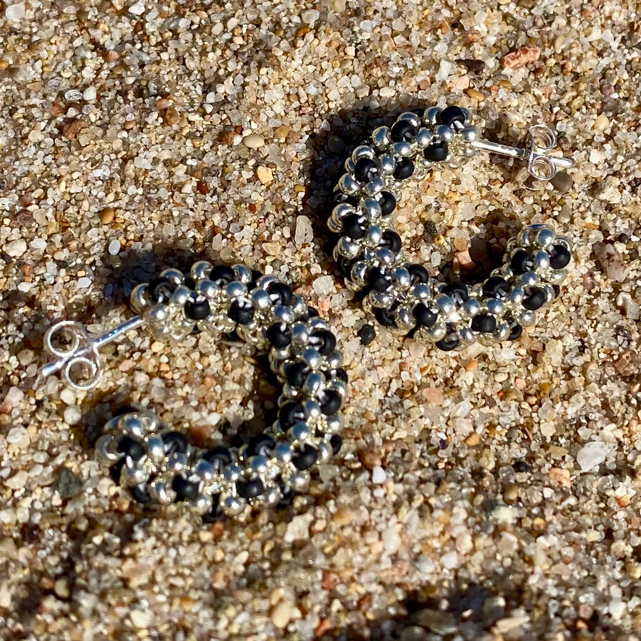 LA CROISETTE Hoop Earrings, noir