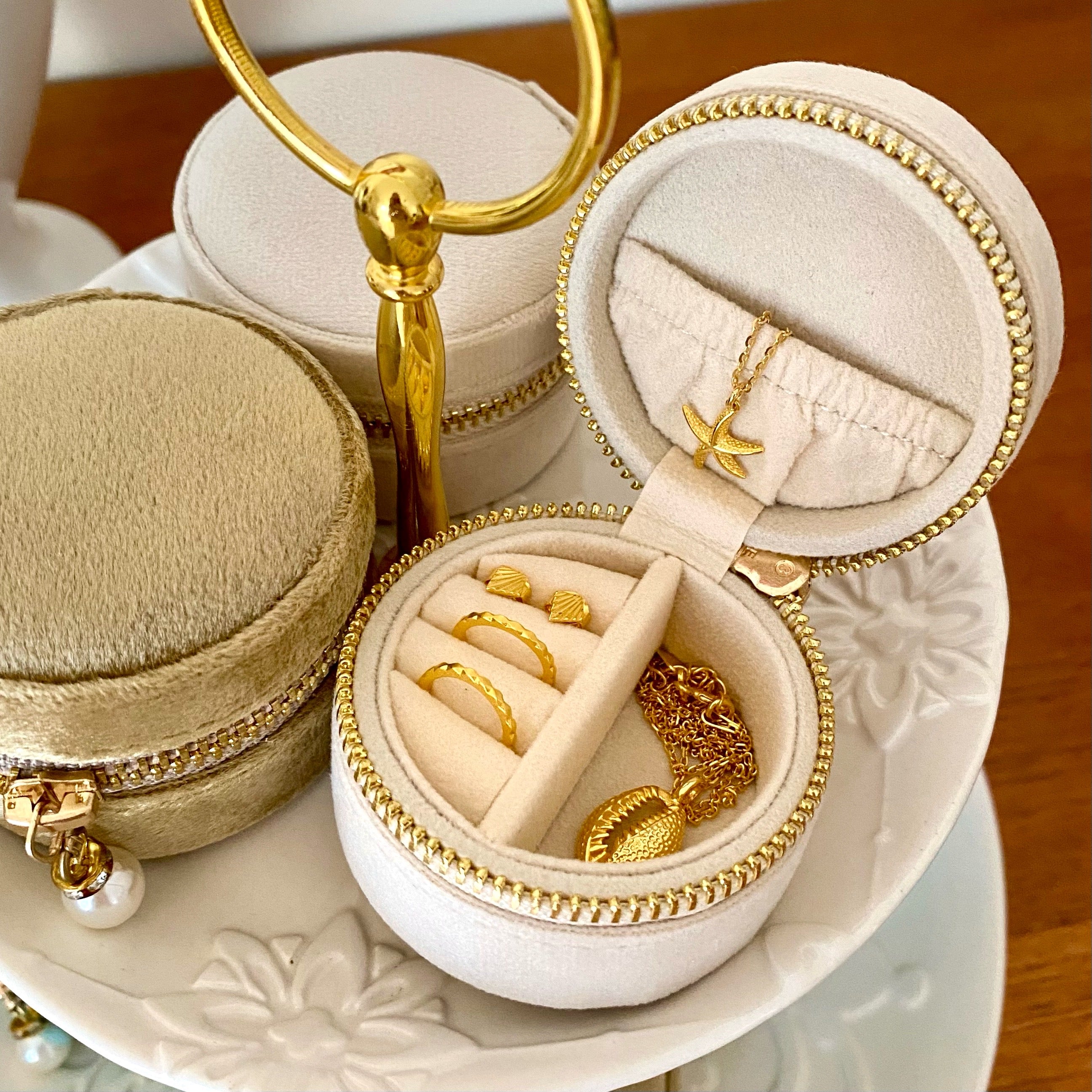 Round velvet jewellery case, cream 