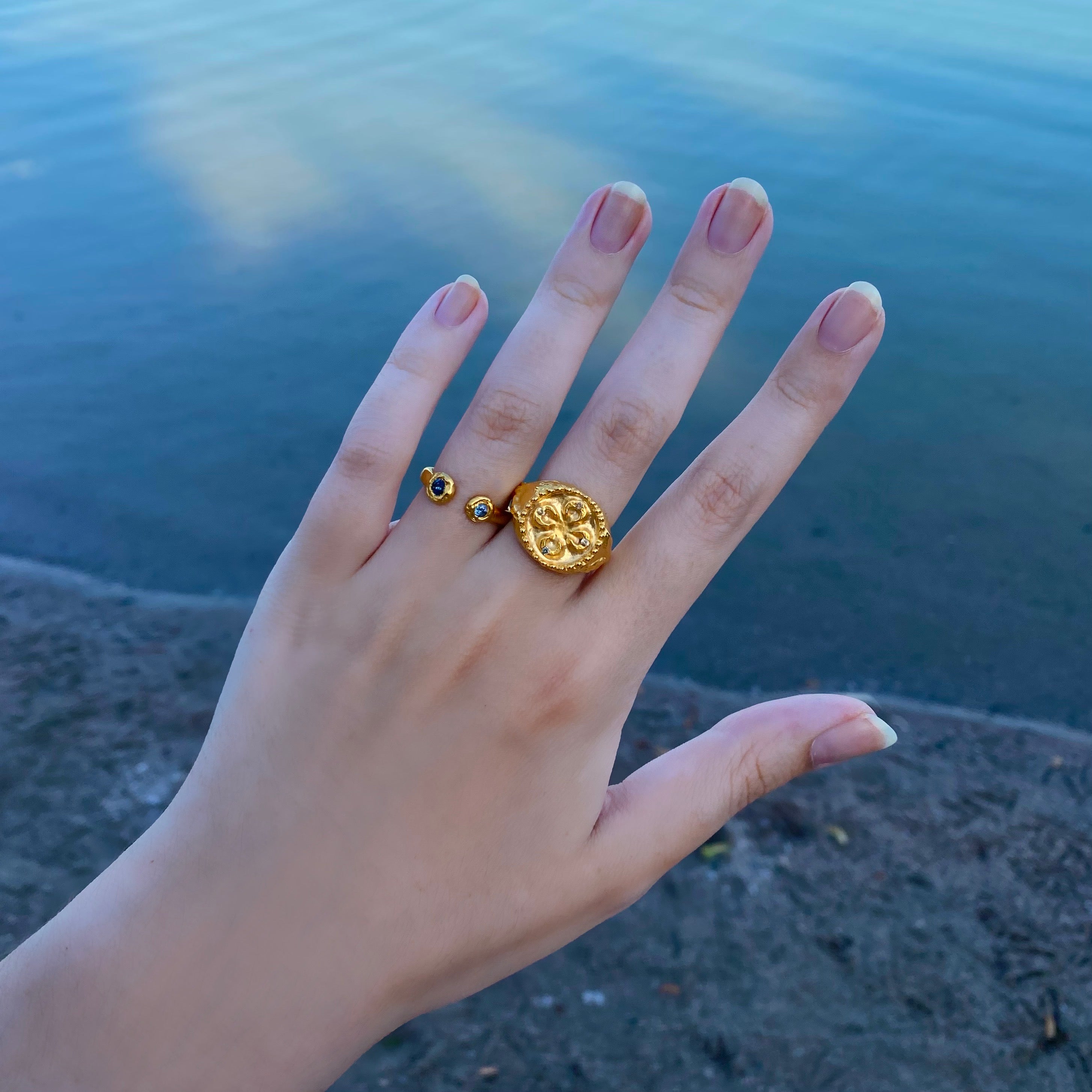 Jellyfish ring with sapphires 