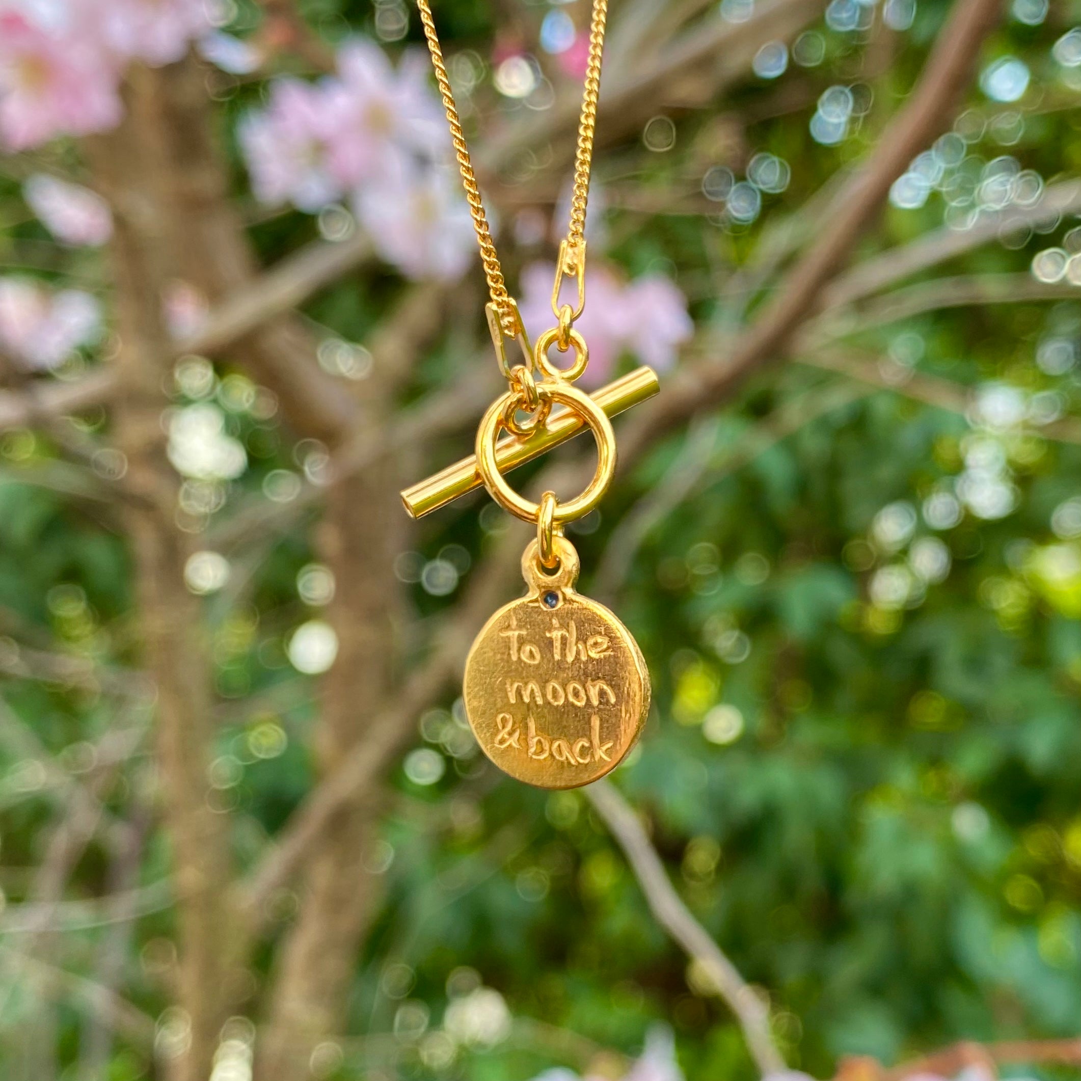 Pendant necklace with „to the moon & back engraving 