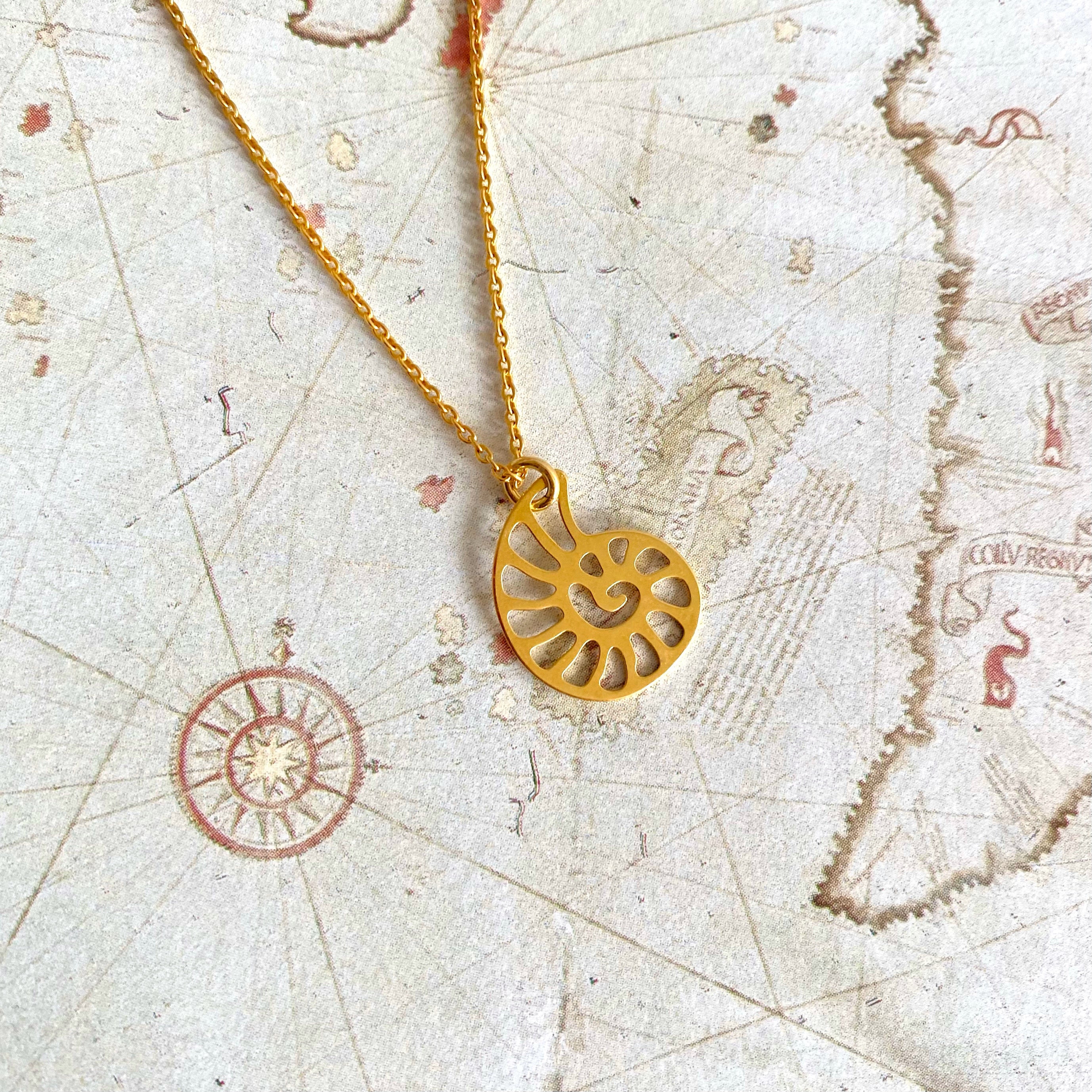 Dainty nautilus pendant necklace 