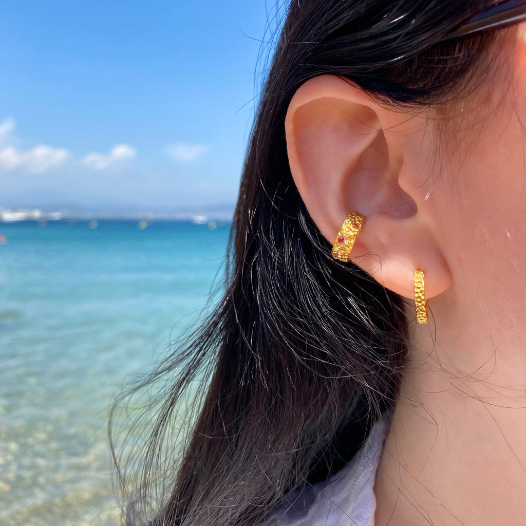 Rainbow sapphire earcuff with coral structure 